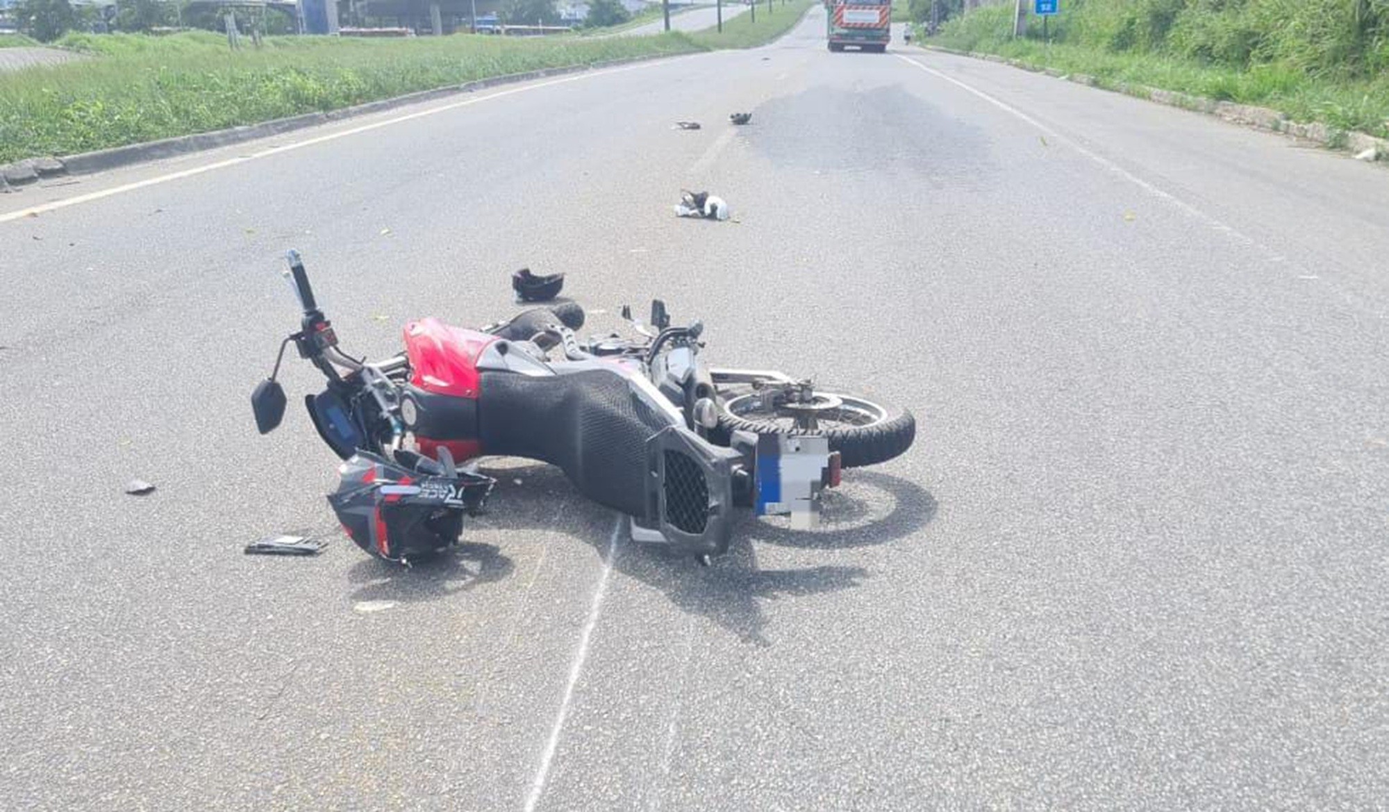 Homens caem de moto e morrem atropelados na BR-101