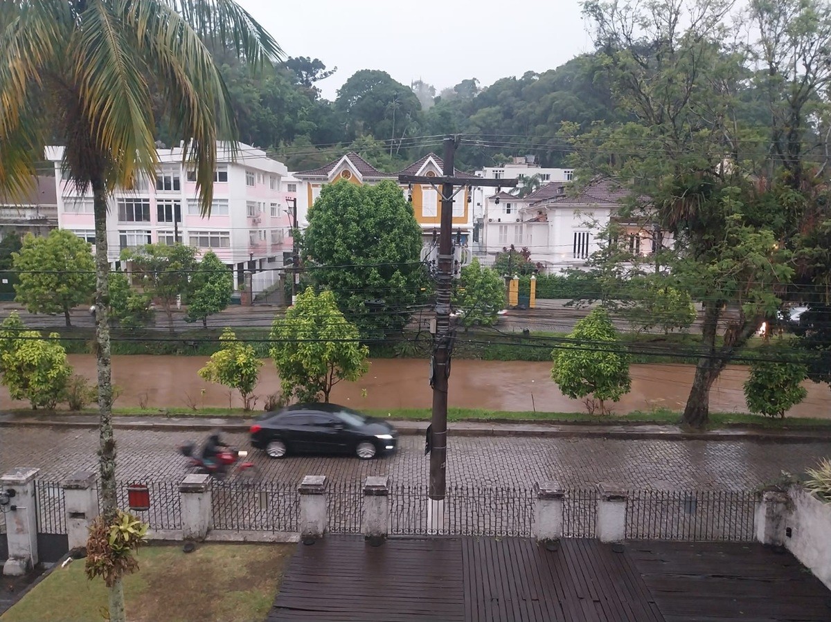 Defesa Civil de Petrópolis entra em estágio de Atenção após forte chuva