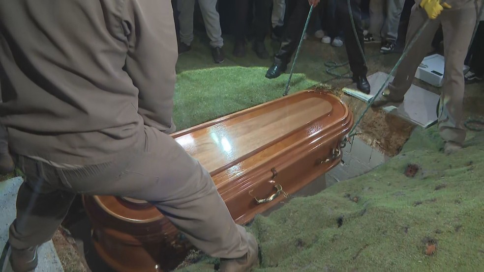 Corpo do cantor Chrystian é enterrado na Grande SP — Foto: TV Globo
