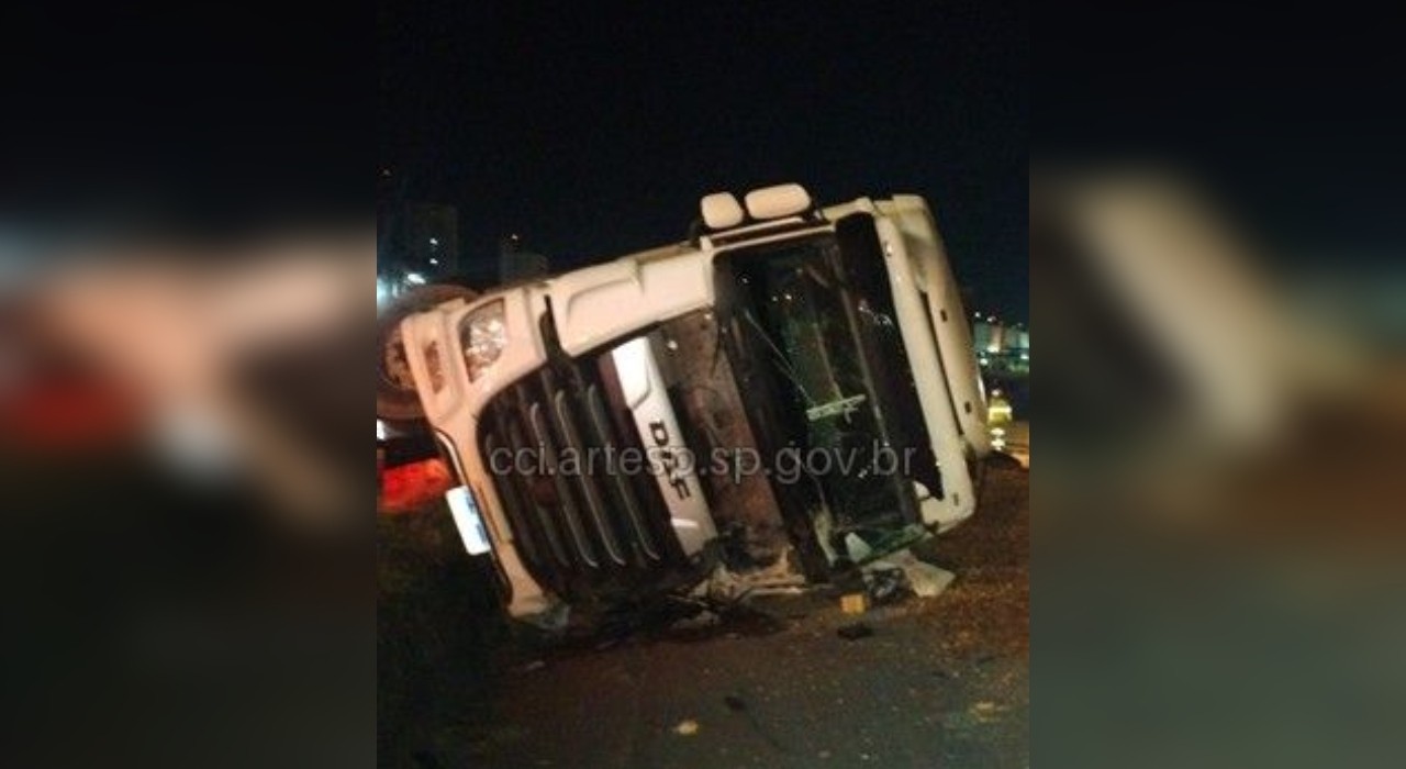 Carreta tomba e interdita trecho da Raposo Tavares em Sorocaba 