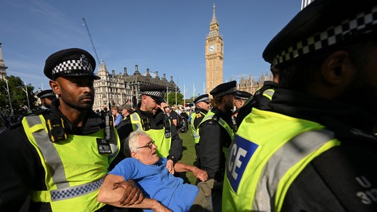 Polícia de Londres prende mais de 150 pessoas em protesto pró-Palestina - Desde julho, governo britânico considera organização como terrorista. Manifestantes, incluindo idosos, foram detidos pelas autoridades neste sábado (9).