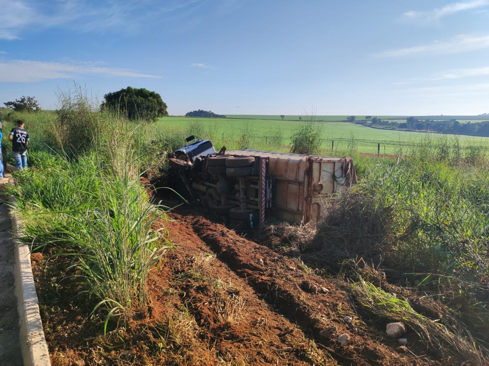 Caminhão tombou após a colisão — Foto: Corpo de Bombeiros/Divulgação