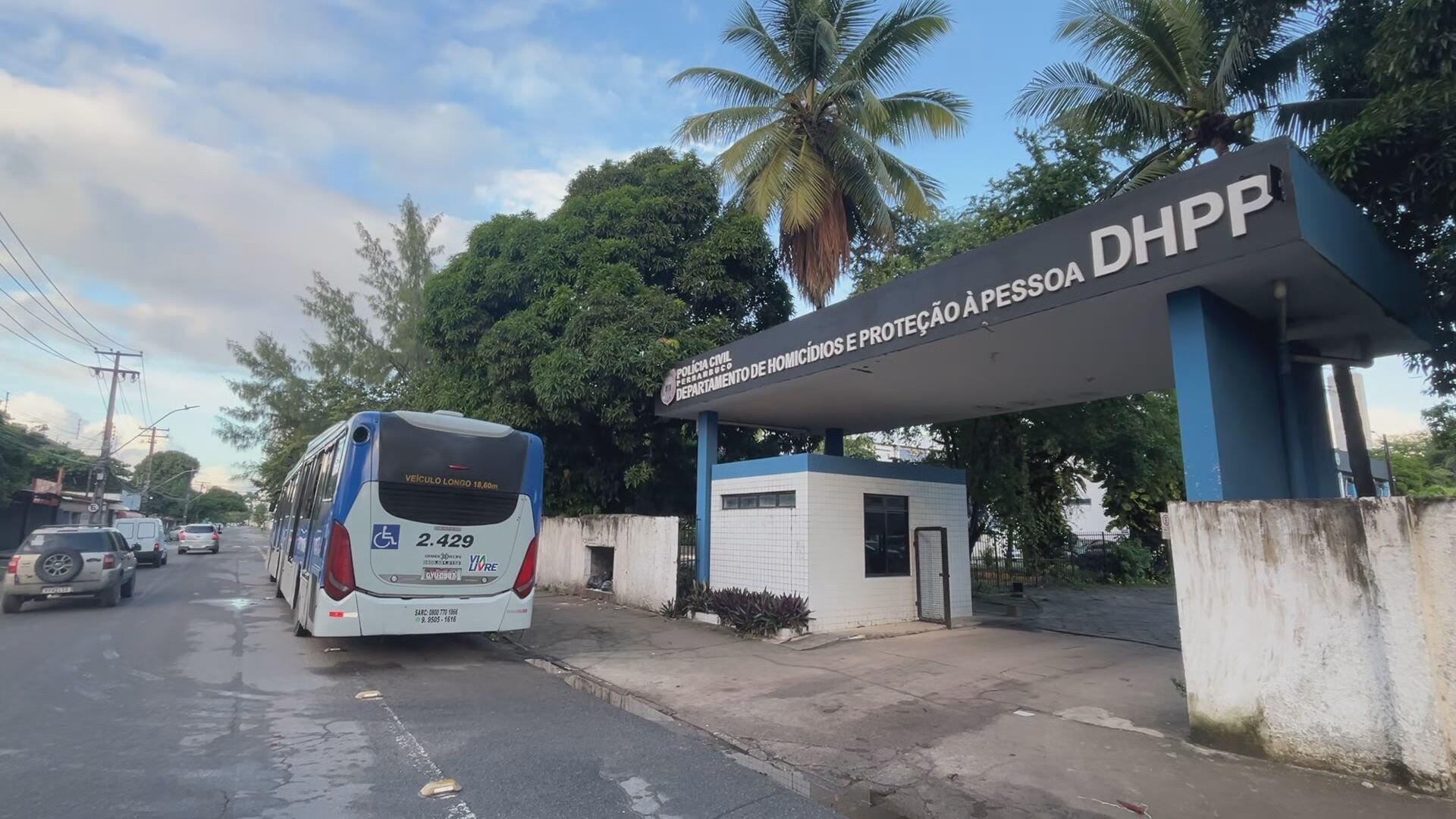 Assalto a ônibus no Recife termina com criminoso morto a facadas por passageiro e outros quatro assaltantes agredidos