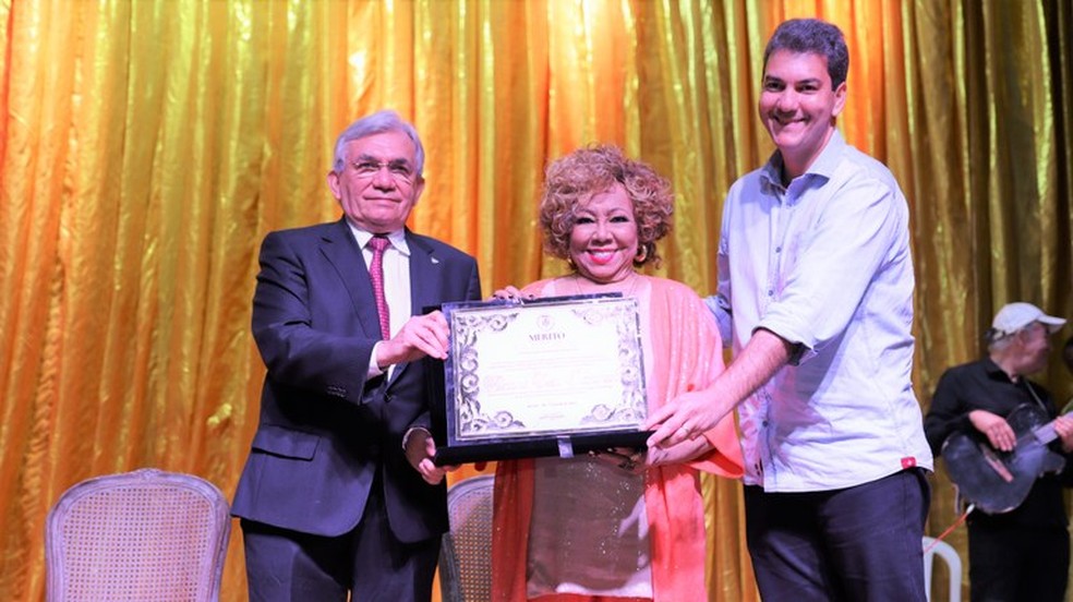 Cantora Alcione recebendo a honraria ‘Mérito Cultural’ das mãos do reitor Natalino Salgado e do prefeito Eduardo Braide. — Foto: Raul Pontes/UFMA