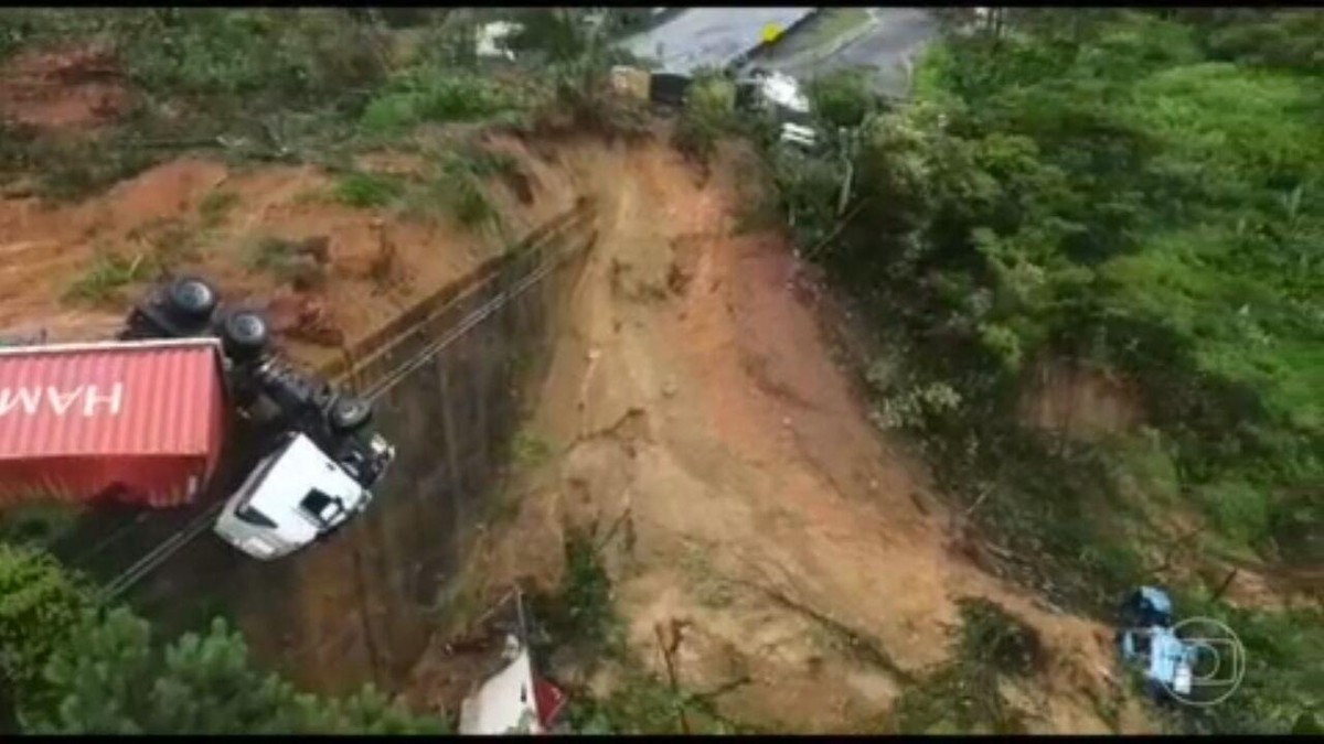 Deslizamento De Terra Arrasta Veículos E Deixa Pelo Menos Dois Mortos E Seis Feridos No Paraná 