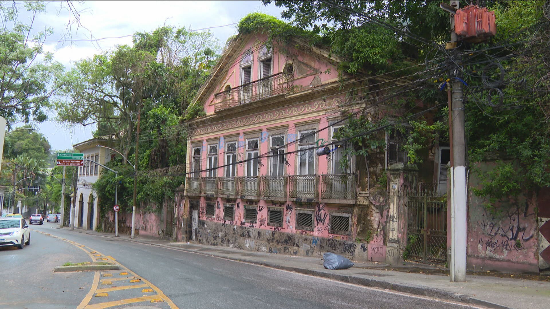 Após desabamento no Cosme Velho, casarões abandonados expõem risco no Rio