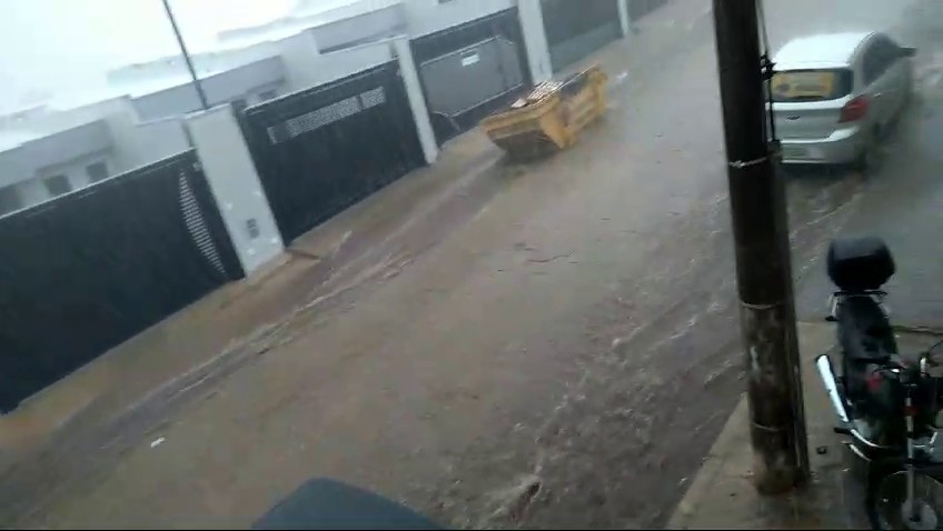 Chuva volumosa com ventos fortes derruba árvores e destelha casas em Espírito Santo do Pinhal