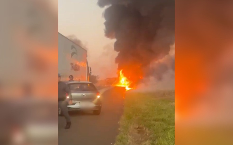 Acidente ocorreu às margens da SP-310 em Pindorama (SP) — Foto: Reprodução / WhatsApp