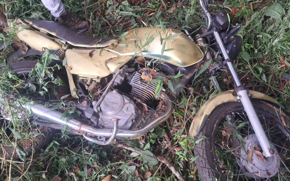 Motocicleta apreendida durante as buscas por suspeitos de atirar contra mulher em Baependi, MG — Foto: Polícia Militar