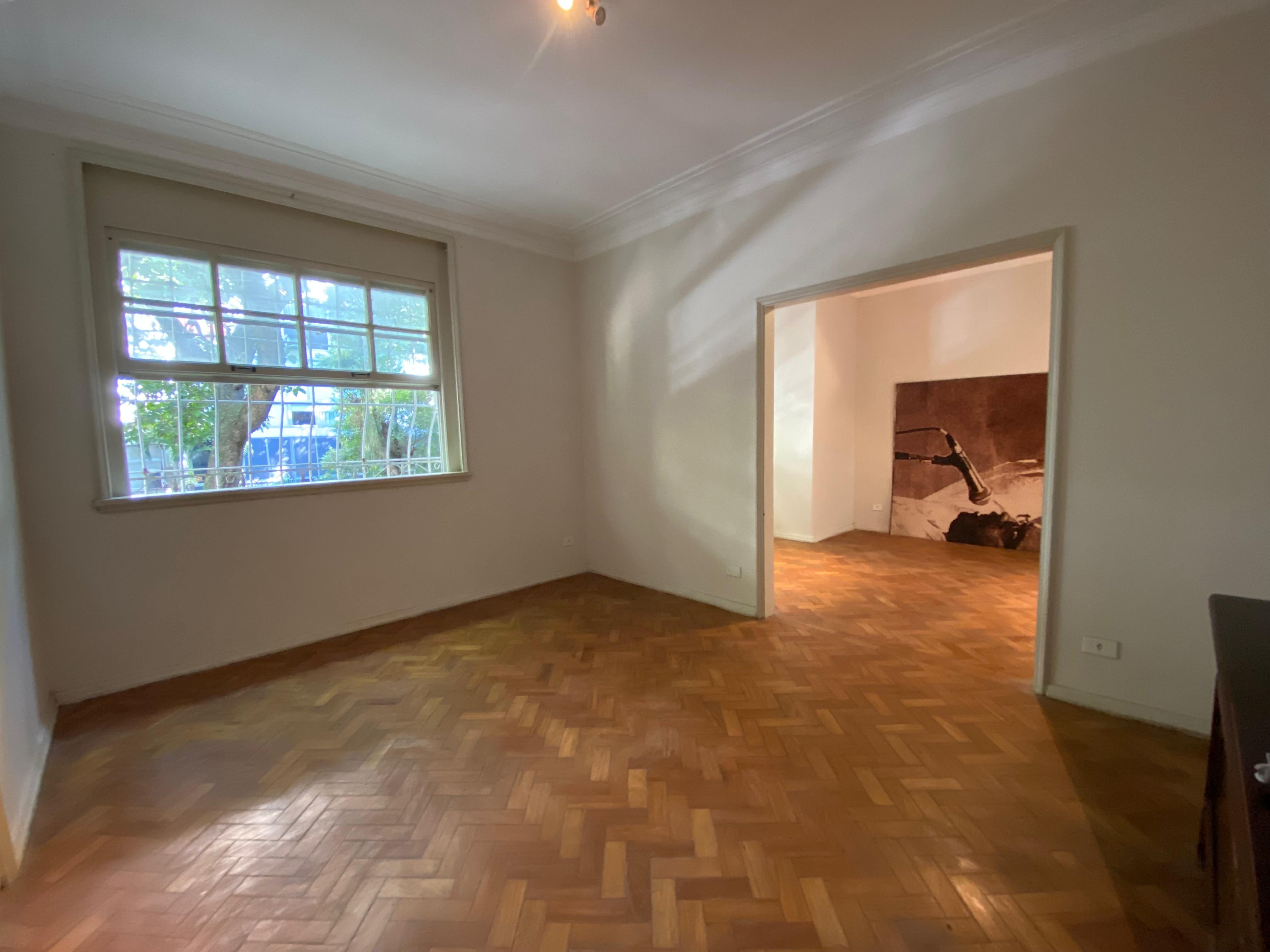 Uma das salas do apartamento onde morou Renato Russo — Foto: Divulgação/Jefferson Joviano