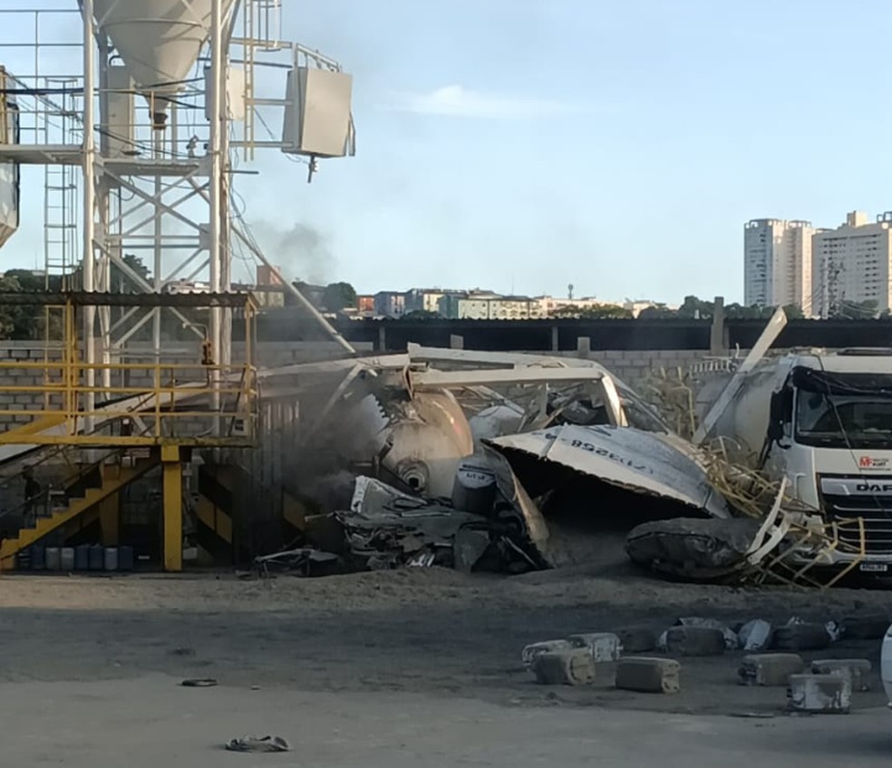 Vídeo mostra torre de cerveja desabando de caminhão em entrega em SP