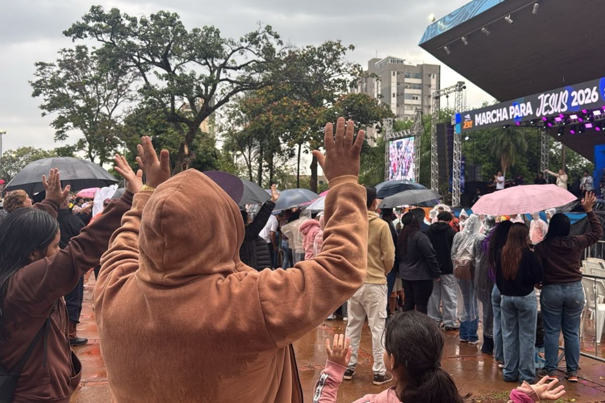 Chuva não afasta fiéis e Marcha para Jesus celebra aniversário de Campo Grande com shows e adorações 