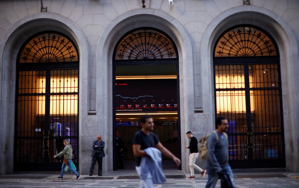 Pessoas caminham em frente à B3, a bolsa de valores de São Paulo, em 2023. — Foto: REUTERS/Amanda Perobelli/Foto de arquivo