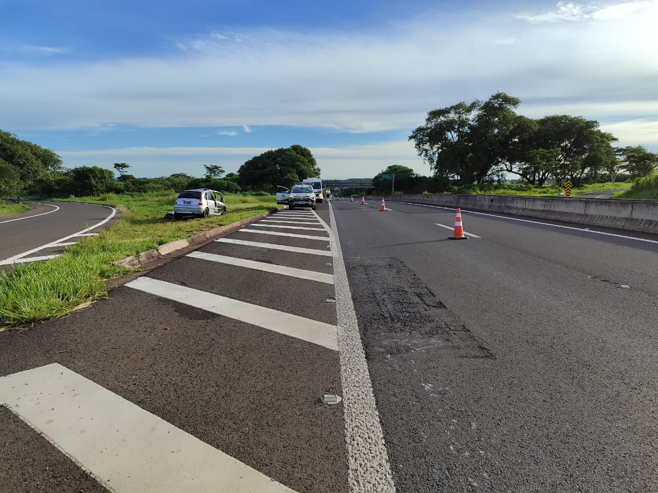 Motorista morre após bater carro contra traseira de caminhão em rodovia de Pirapozinho