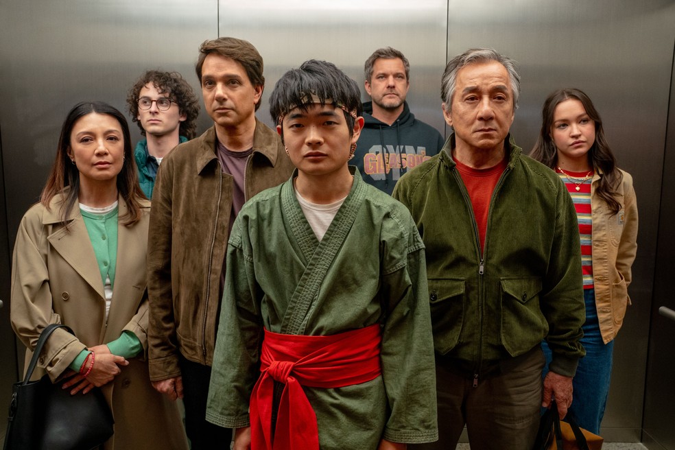 Ming-Na Wen, Wyatt Oleff, Ralph Macchio, Ben Wang Joshua Jackson e Jackie Chan em cena de 'Karatê Kid: Lendas' — Foto: Divulgação