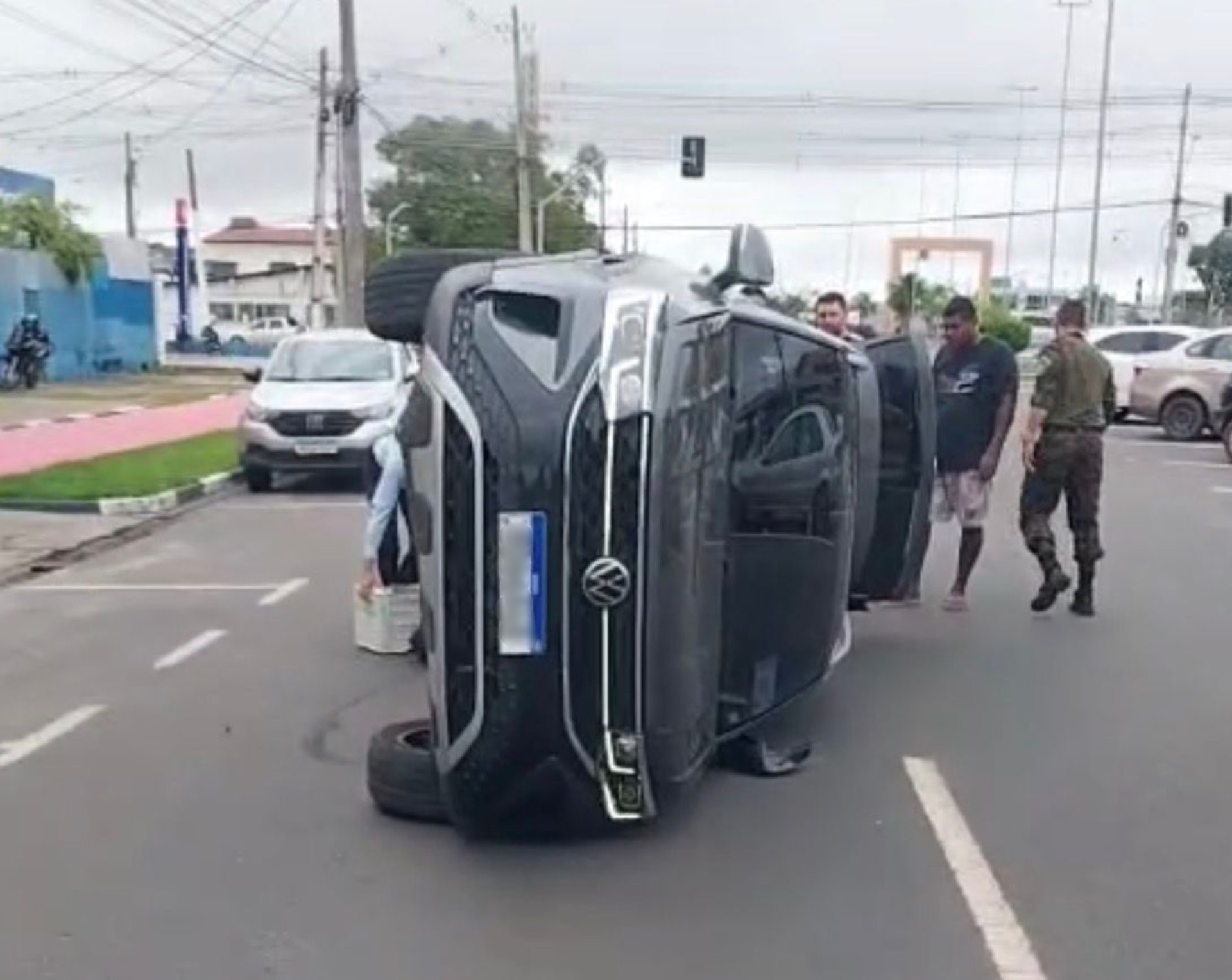 Mulher tomba carro após bater em veículo estacionado no Centro 