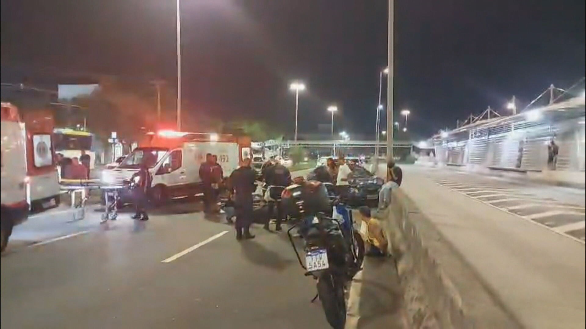 PMs são atropelados durante abordagem a veículos na Barra da Tijuca, no Rio