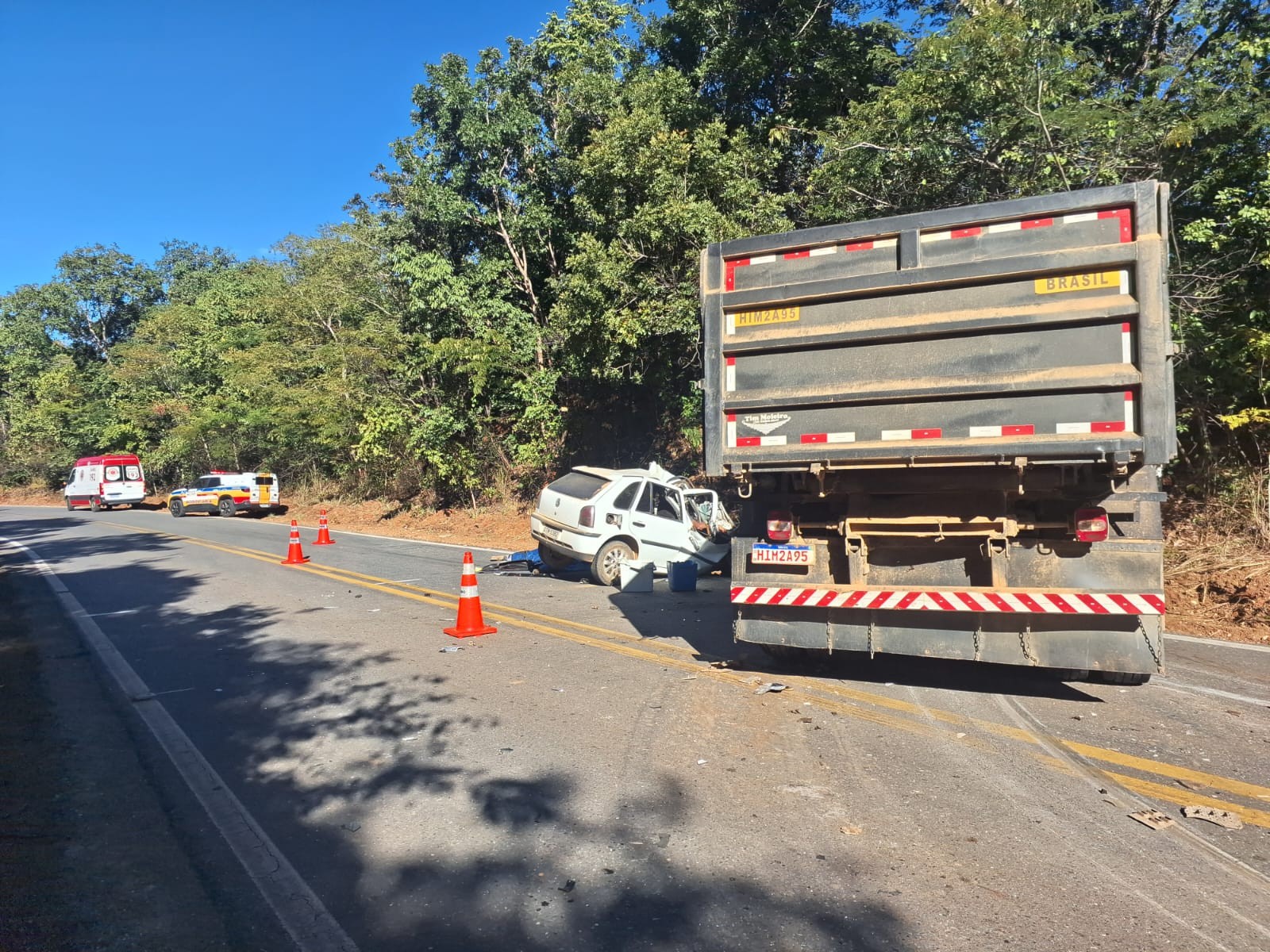 Dois morrem em acidente na MGC-259 após carro e caminhão baterem de frente