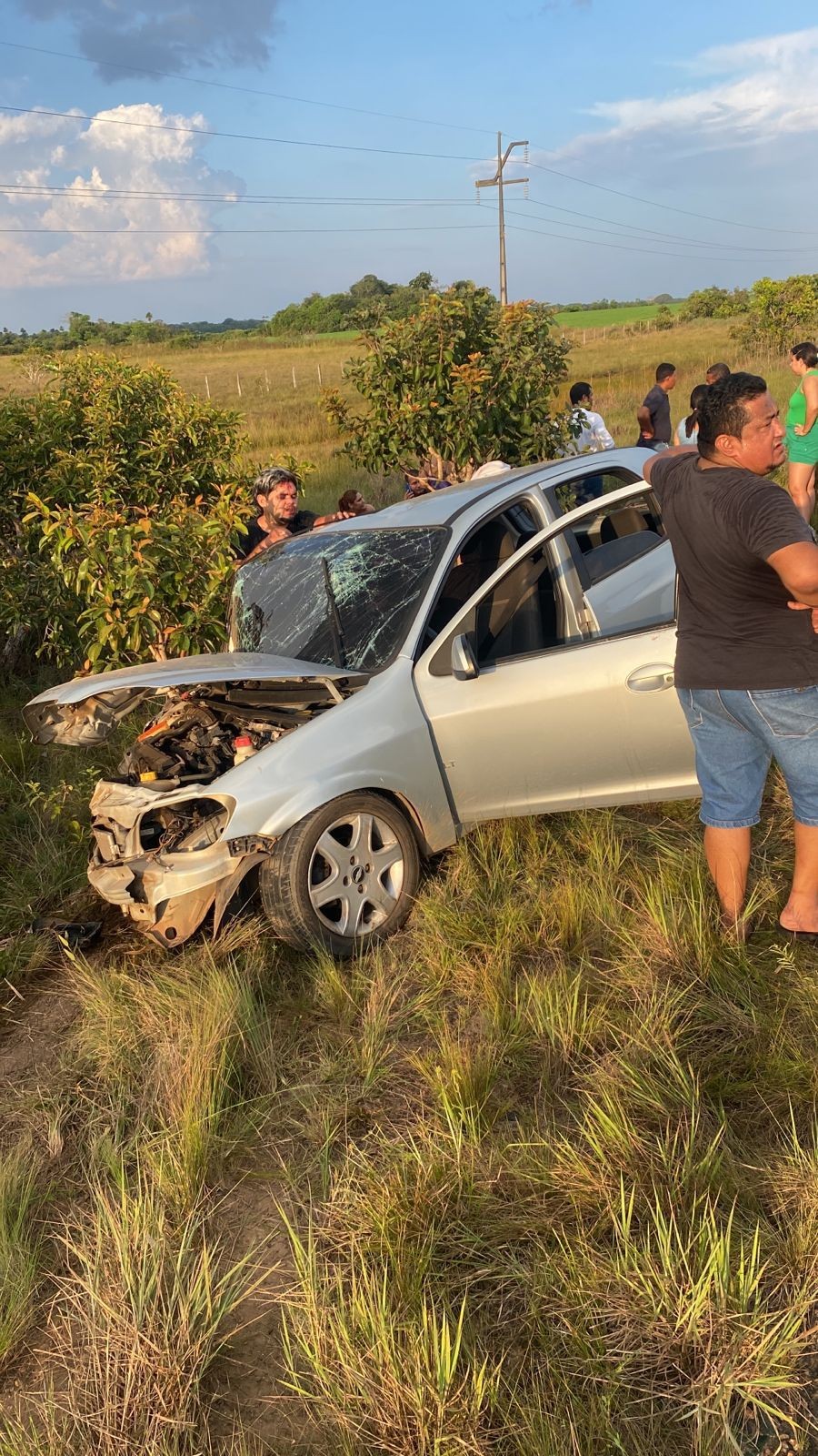 Quatro crianças ficam feridas em acidente com Celta que levava 10 pessoas em RR