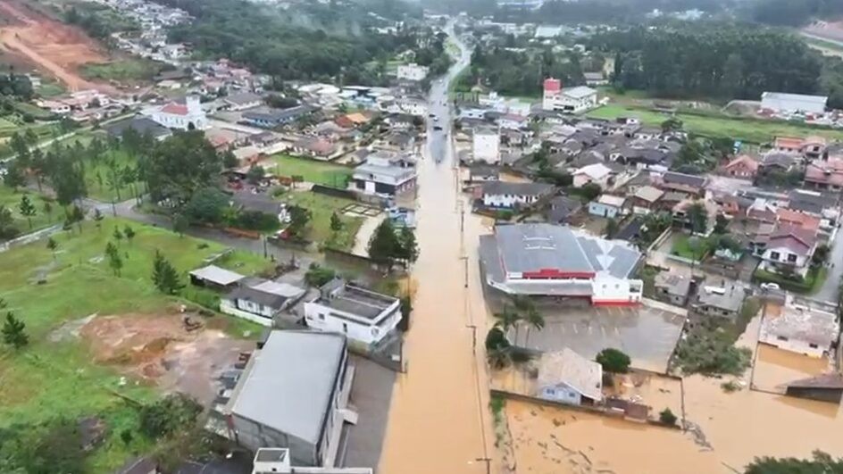 Imagens aéreas mostram como ficou cidade de SC que teve o dia mais chuvoso em oito anos