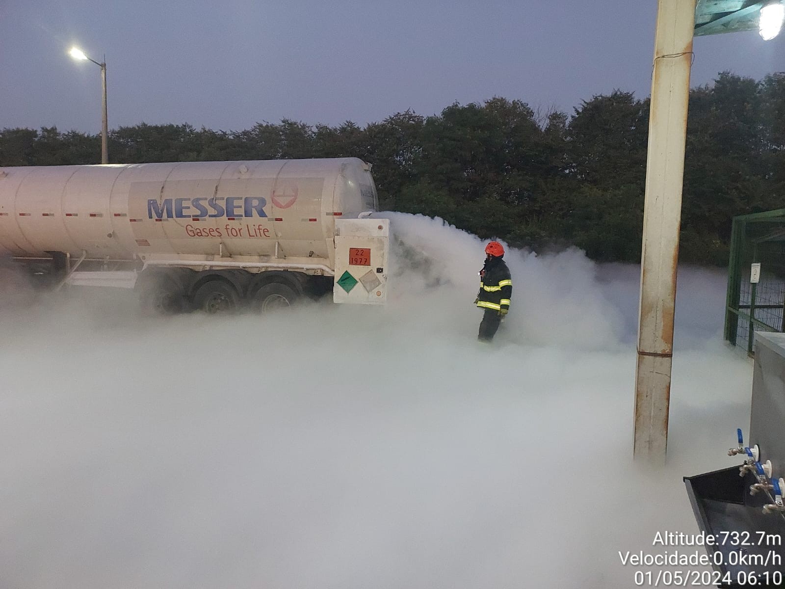 Vazamento em caminhão carregado com nitrogênio mobiliza bombeiros no Rodoanel, em Itaquaquecetuba
