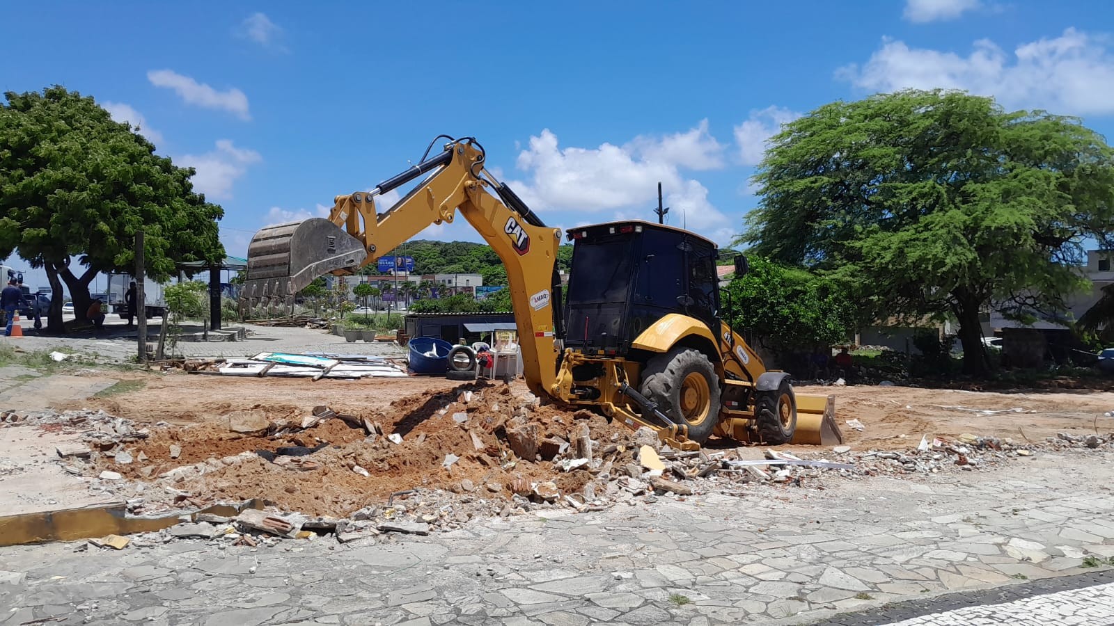 Quiosques na Avenida Roberto Freire são demolidos por ultrapassarem altura permitida