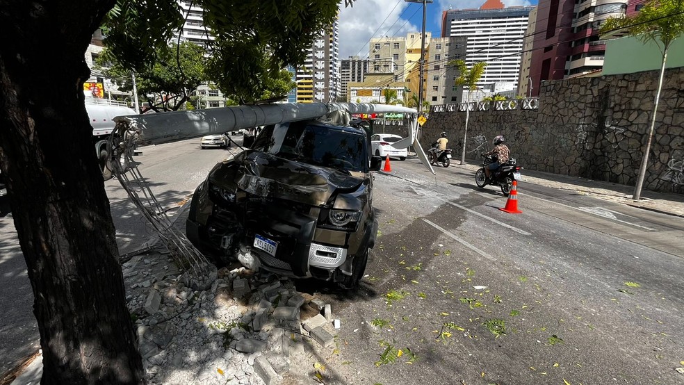 Carro dirige na contramão e colide com poste, na Av. Abolição. — Foto: Isaac Macêdo/Sistema Verdes Mares