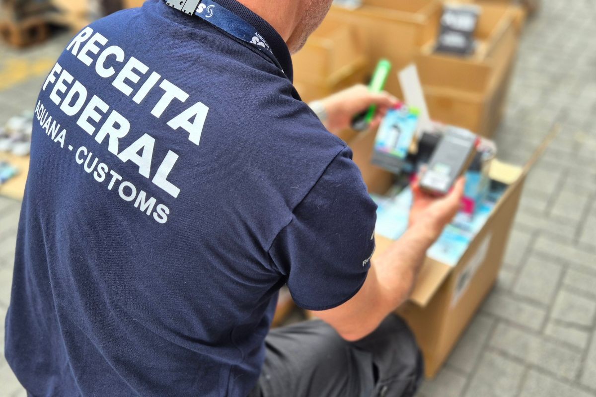 Receita Federal apreende 180 mil cigarros eletrônicos avaliados em R$ 21 milhões no Porto de Santos