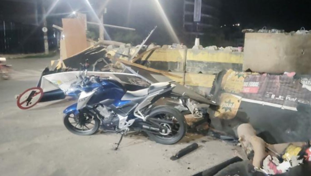 Motociclista bate em placas no Viaduto Filadélfia e abandona veículo em Governador Valadares