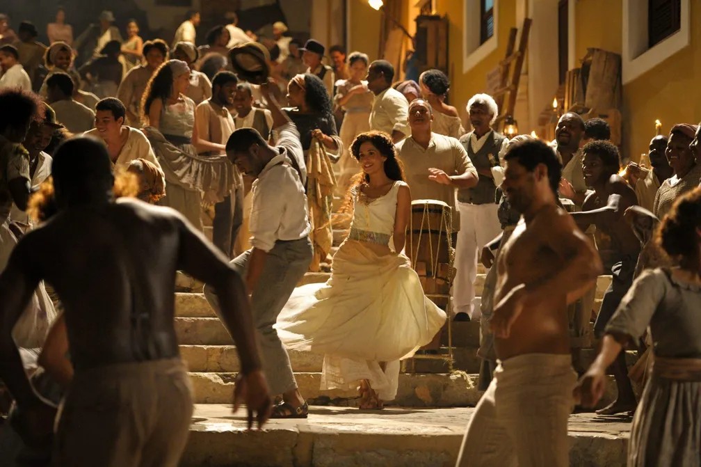 Camila Pitanga e Lazaro Ramos em Lado a Lado, em 2012 — Foto: Acervo Globo