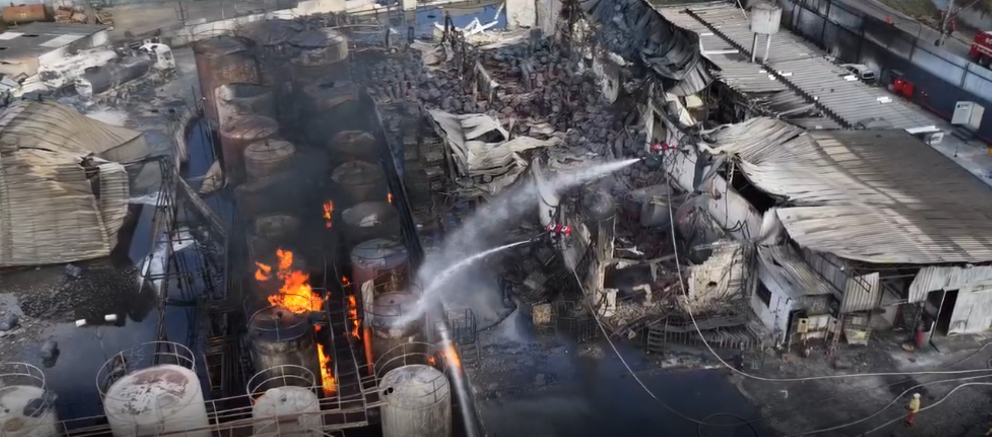 
Drones ajudam bombeiros a combater incêndio em indústria química de Itaquaquecetuba