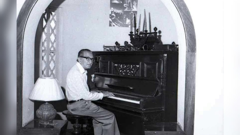 Maestro Isoca ao piano em sua casa, em Santarém-PA — Foto: Arquivo de família