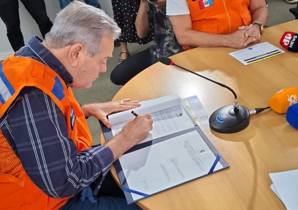 Vice-governador, Ronaldo Lessa, assinou decreto de emergência em cidades de AL — Foto: Defesa Civil