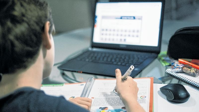 7 em cada 10 alunos de ensino médio usam IA generativa em pesquisas escolares