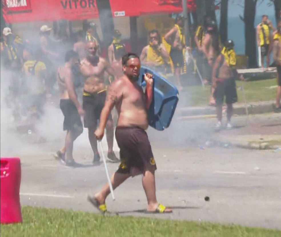 Torcedor com tampa de lixeira e pedaço da pau no Recreio dos Bandeirantes, na Zona Oeste do Rio — Foto: Reprodução/ TV Globo