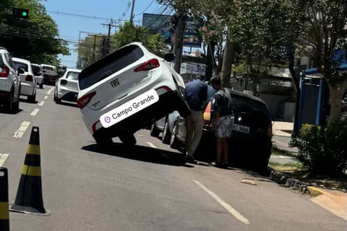 Motorista perde controle e carro fica pendurado sobre outro veículo em avenida de Campo Grande