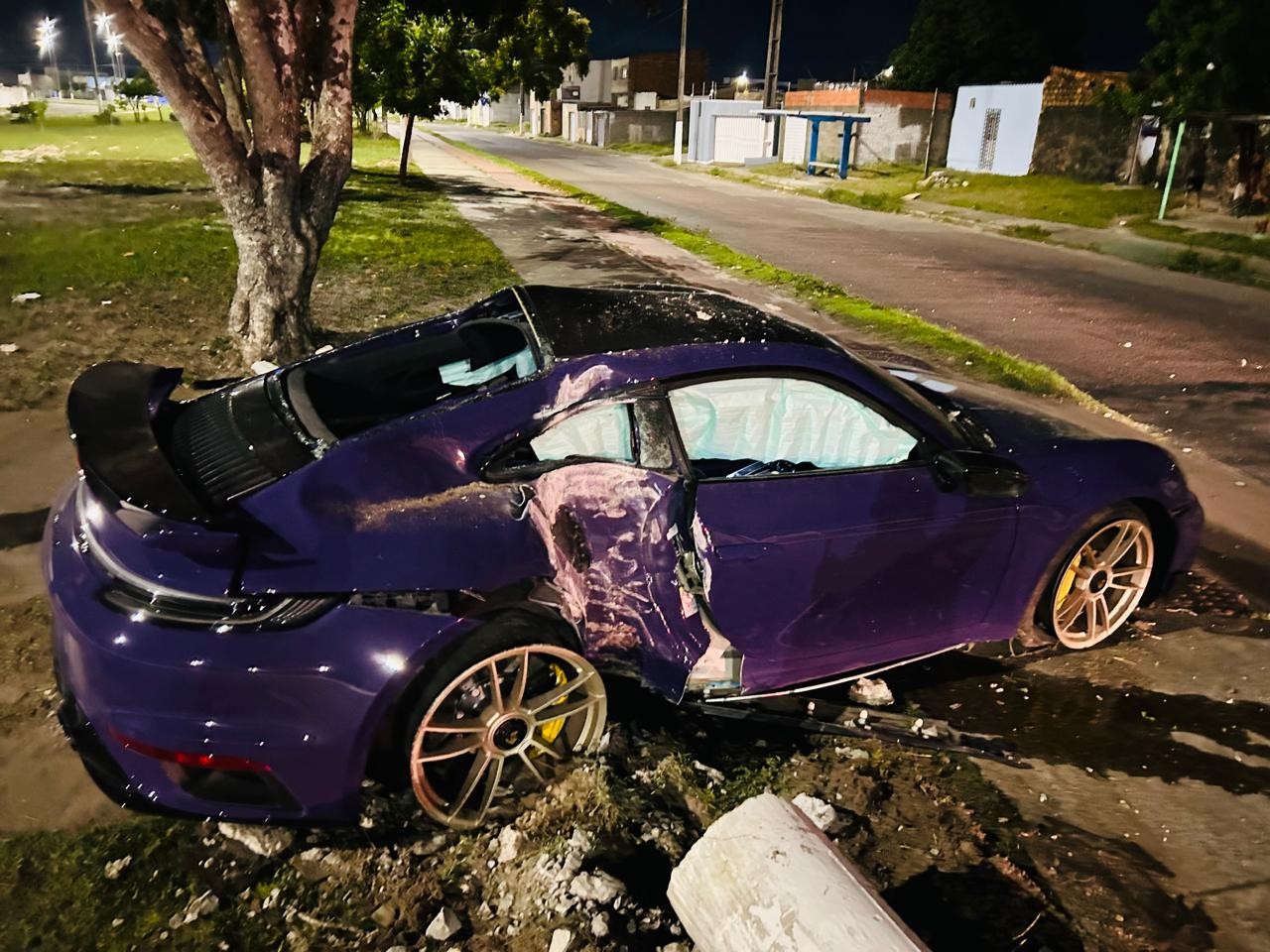Motorista de carro de luxo fica ferido após bater em poste na Zona Sul de Aracaju