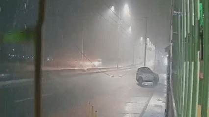 Vídeo mostra momento em que estrada cede e engole carro e moto na Grande Fortaleza; uma pessoa morreu