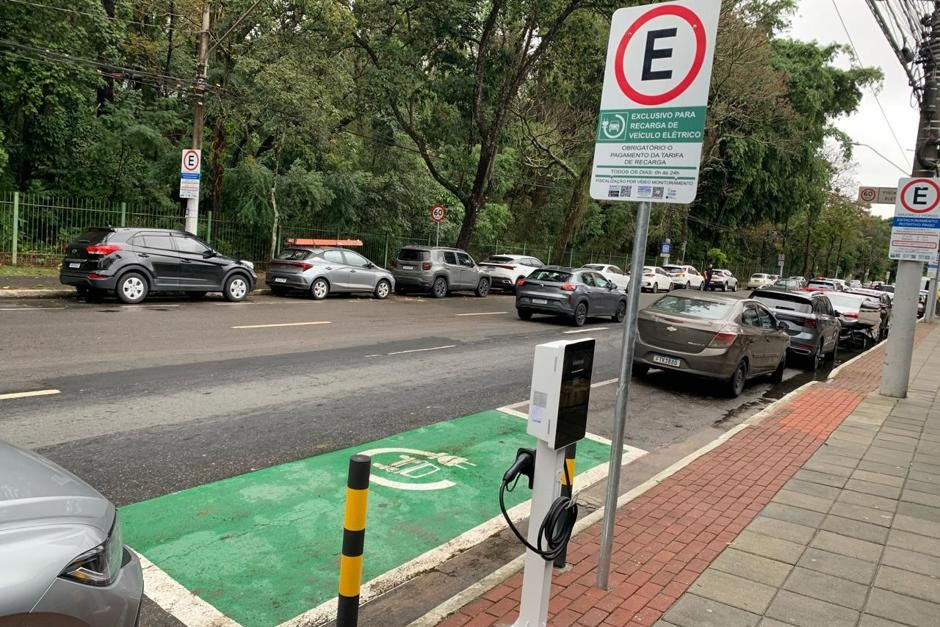 Zona Azul agora tem carregamento elétrico em São José