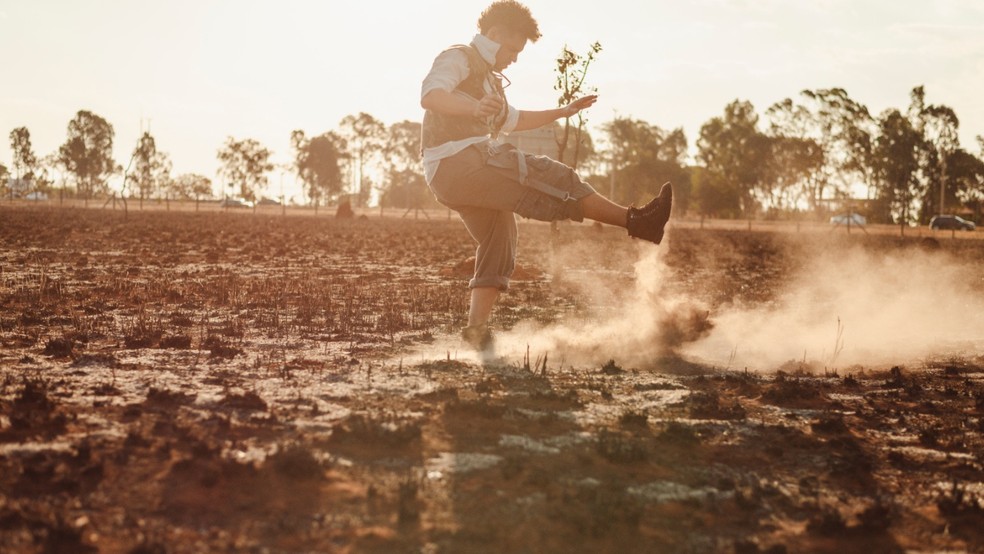 Dança-teatro de Juana Rondon reflete sobre o colapso e a possibilidade de um recomeço — Foto: Diego Bresani