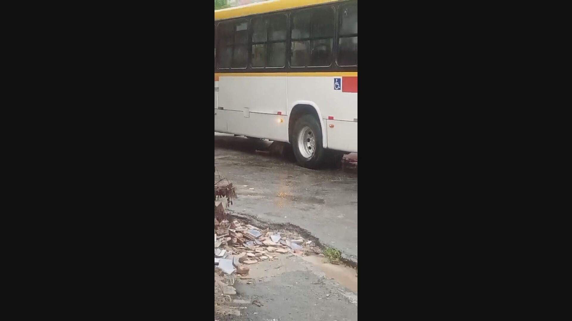 Ônibus atropela mulher na entrada do terminal de Dois Carneiros em Jaboatão dos Guararapes