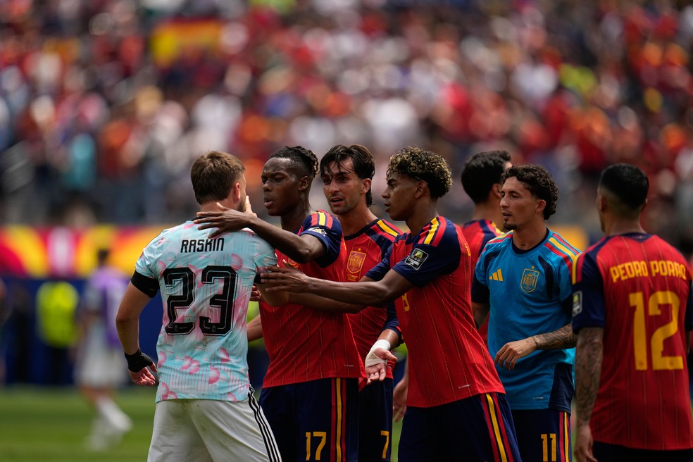 Seleção da Espanha após vitória contra a Bélgica, que garantiu a classificação para a semi da Copa do Mundo — Foto: Gregory Bull/AP Photo