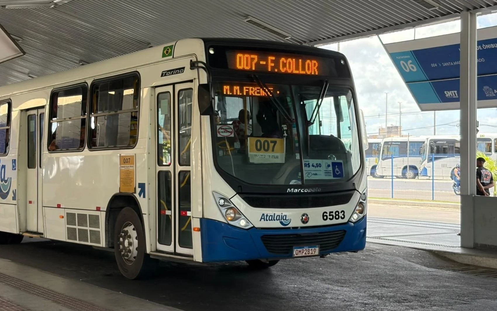 Plataformas de embarque e desembarque de ônibus no Terminal do Mercado são interditadas para reforma