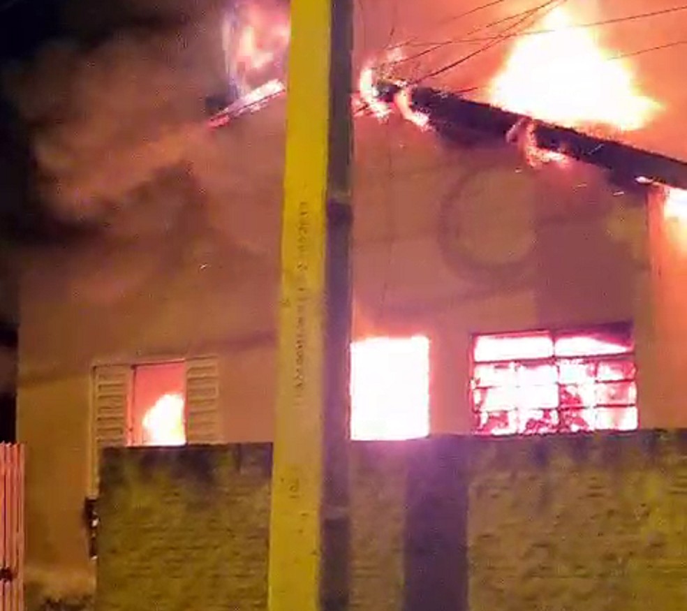 Incêndio destruiu casa de alvenaria em Rancharia (SP), nesta terça-feira (15) — Foto: Redes sociais