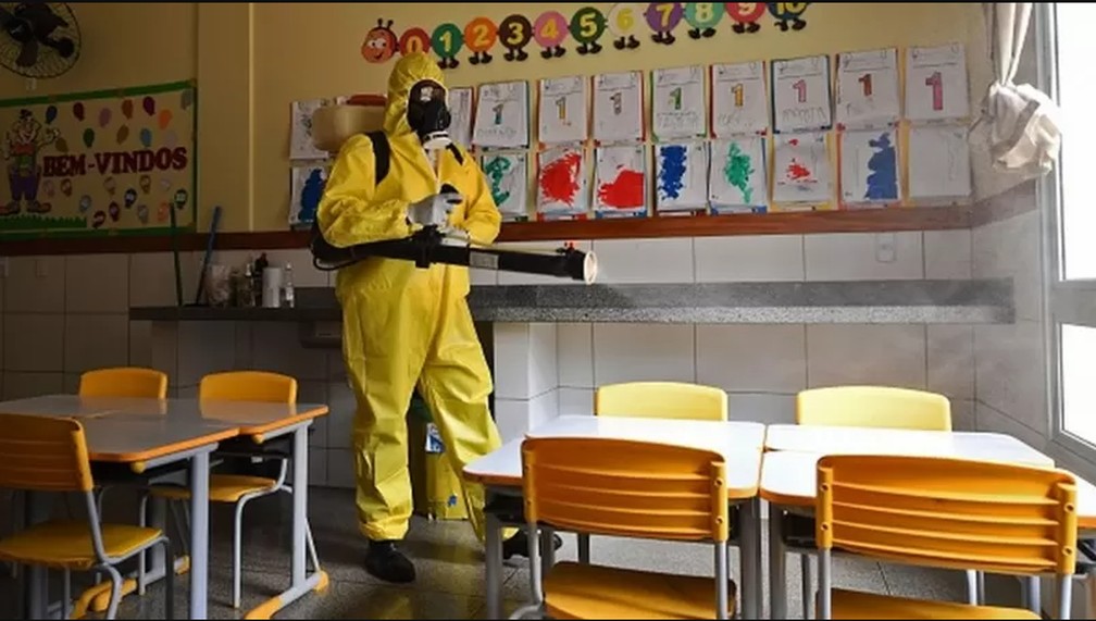 Higienização de escola em Brasília, em agosto de 2020, durante a pandemia de Covid-19 — Foto: Getty Images/via BBC