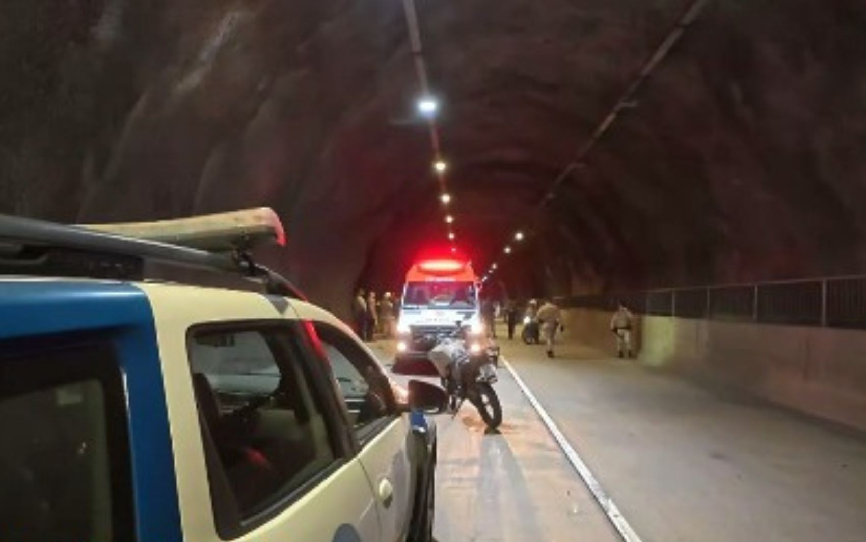 Policiais militares sofrem acidente em viaduto de Salvador