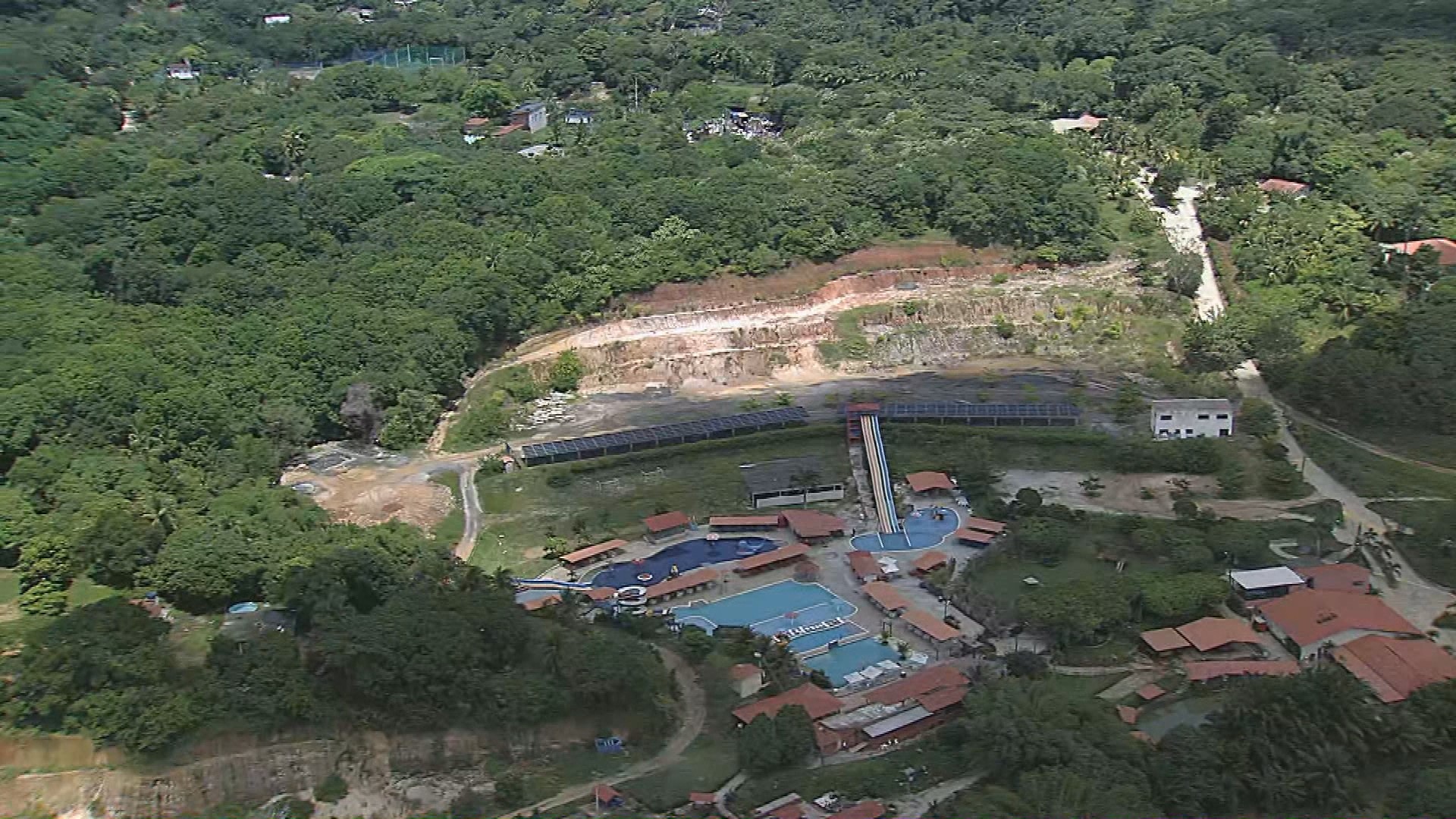 Parque aquático é denunciado por mudar curso de rio e desmatar área de proteção; local funciona de forma ilegal, diz MPPE