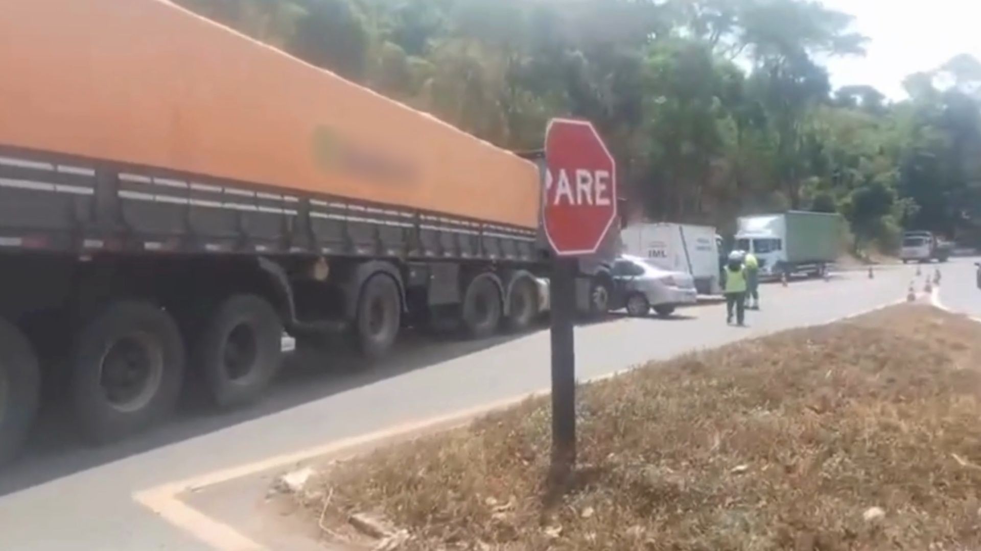 Mulher morre após carro ser atingido por caminhão 