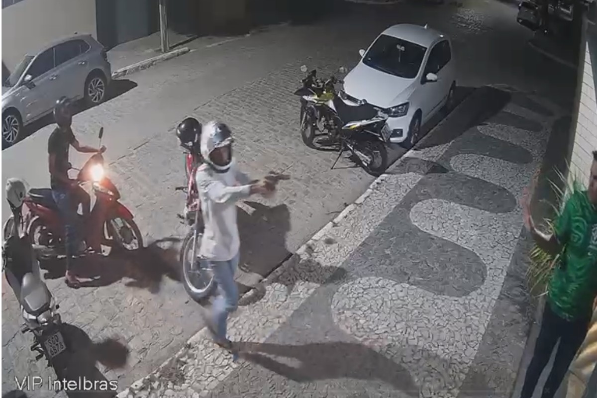 Prefeito de Santa Cruz do Capibaribe tem carro roubado durante assalto à mão armada; VÍDEO