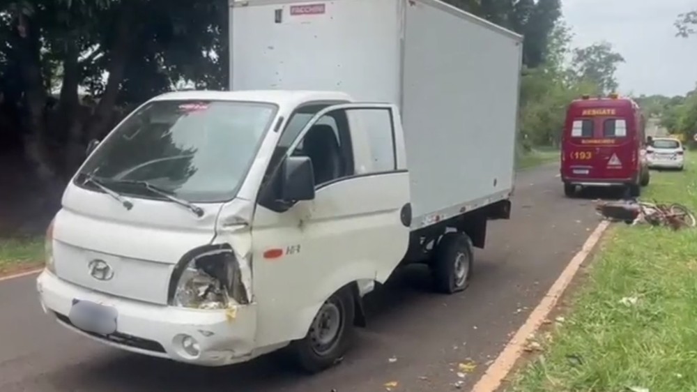 Santa Fé do Sul - SP: Motociclista fica ferido após caminhoneiro desviar de carroça, invadir pista contrária e causar batida